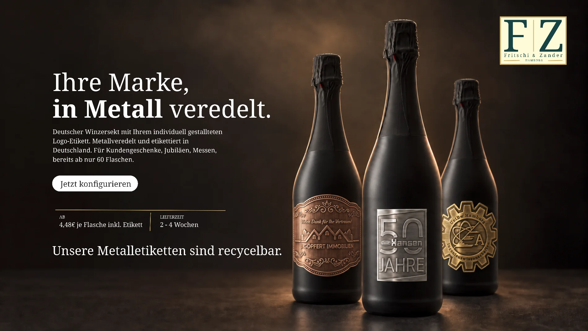 Drei schwarze Sektflaschen mit Metalletiketten in Kupfer, Silber und Gold. Ihre Marke, in Metall veredelt: Deutscher Winzersekt mit individuellem Logo-Etikett ab 60 Flaschen, ab 4,48 € je Flasche, Lieferzeit 2 bis 4 Wochen.