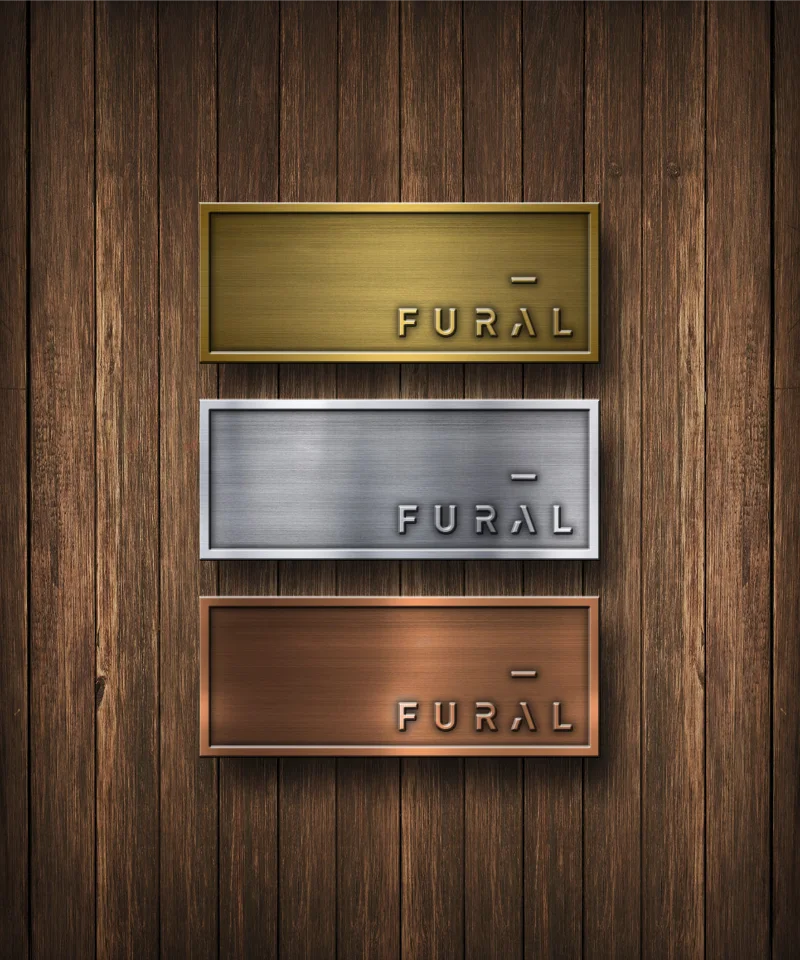 Produktvorschau: drei Metalletiketten in Gold, Silber und Kupfer mit Logo auf Holzwand