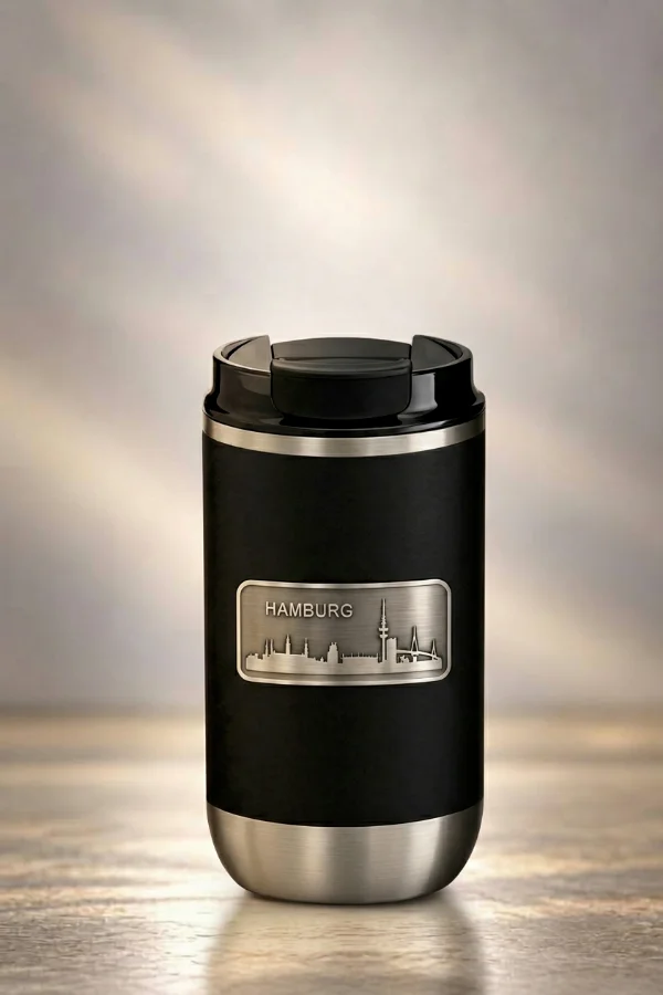 Thermobecher, schwarz, mit Metallschild Hamburg-Skyline